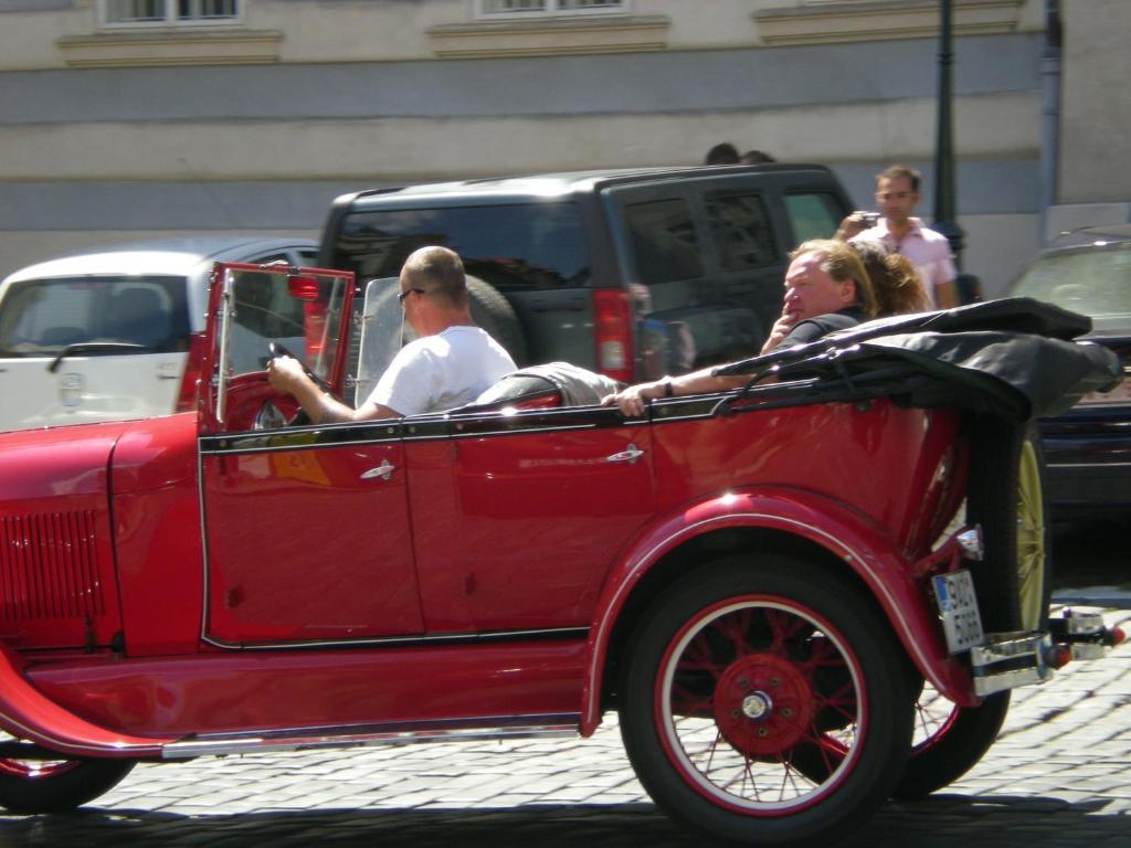 Little Town Budget Hotel Praga Zewnętrze zdjęcie